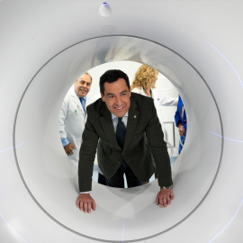 Moreno Bonilla visita la Unidad de Oncología Radioterápica del Hospital Universitario Virgen del Rocío