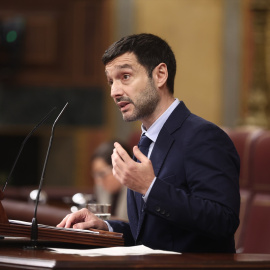 El ministro de Derechos Sociales, Consumo y Agenda 2030, Pablo Bustinduy, durante una sesión de control al Gobierno, en el Congreso de los Diputados, a 19 de noviembre de 2025, en Madrid (España).