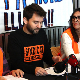La roda de premsa en què el Sindicat de Llogateres ha anunciat la continuïtat de la vaga de pagaments a InmoCaixa, amb Enric Aragonès al centre.