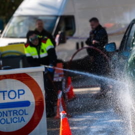 Efectivos de la UME en la zona en cuarentena por la peste porcina.