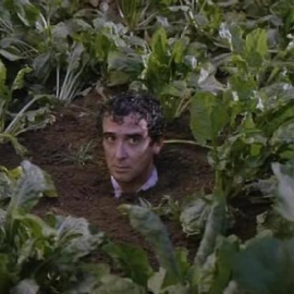 Fotograma de la película "Amanece que no es poco"(1989)