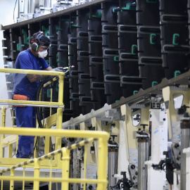 Imagen de archivo de un operario trabajando en la Planta de Airbus en El Puerto de Santa María, en Cádiz.