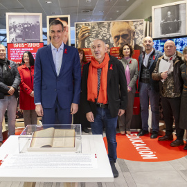 El secretario general del PSOE y presidente del Gobierno, Pedro Sánchez, y el secretario general del sindicato UGT, Pepe Álvarez, encabezan la visita de ambas Ejecutivas a la exposición por el centenario del fallecimiento de Pablo Iglesias, instalada en el hall de la sede federal del PSOE.