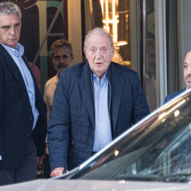 Juan Carlos I a su salida del restaurante D’Berto,en Pontevedra (Galicia).