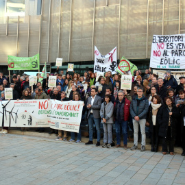 Els alcaldes i alcaldesses del Baix Empordà, el Gironès i l'Alt Empordà, abans d'entrar a la reunió amb la resta dels manifestants