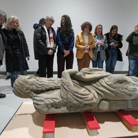 La alcaldesa de Santiago recibe las estatuas del Pórtico de la Gloria que estaban en el Pazo de Meirás.