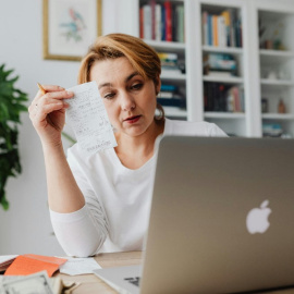 Recreación de una trabajadora autónoma con una factura.