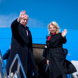 El primer ministro israelí, Benjamin Netanyahu (izquierda) y su esposa Sara Netanyahu, también investigada en algunos casos de corrupción junto a su marido, en el aeropuerto de Hungría e 06/04/25