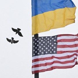 Banderas de Ucrania y EEUU en Kiev, en una imagen de archivo.