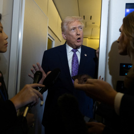 Donald Trump habla con la prensa en un viaje a Washington D.C.