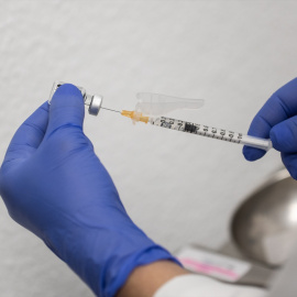 Una sanitaria prepara un vial durante el inicio de la campaña de vacunación de la gripe.