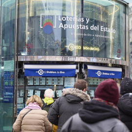 Varias personas hacen cola para comprar lotería para el Sorteo Extraordinario del Niño.