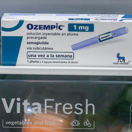 Fotografía de archivo de una caja de Ozempic en una nevera.