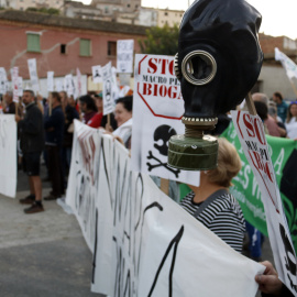 Una màscara de gas a la manifestació contrària a la planta de la Sentiu de Sió