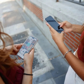 Dos jóvenes miran sus teléfonos móviles en Madrid. EFE/Mario MorónDos jóvenes miran sus teléfonos móviles en Madrid.