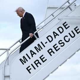 El presidente de EEUU, Donald Trump, desembarca del Air Force One en el aeropuerto internacional de Miami, en una foto de archivo.
