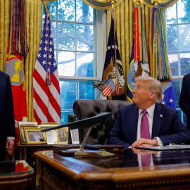 El presidente de EEUU, Donald Trump, en el Despacho Oval, con el secretario del Tesoro, Scott Bessent, y el asesor económico de la Casa Blanca, Kevin Hassett.