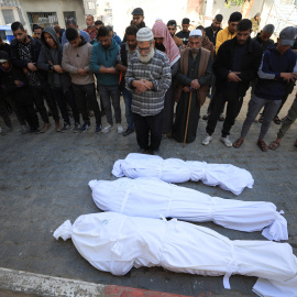Funeral de los palestinos que, según los médicos, murieron en un ataque israelí el martes, en el Hospital Al-Shifa en la ciudad de Gaza.