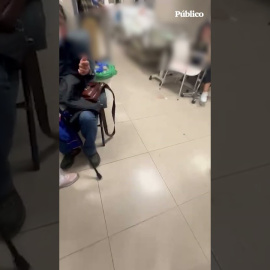 Camillas en los pasillos, pacientes en butacas y taburetes... Los sanitarios del madrileño hospital de La Paz denuncian el colapso de las urgencias.
Ante estas circunstancias, el personal sanitario se ha visto obligado a dejar constancia de la situación en el juzgado de guardia hasta en dos ocasiones a lo largo de la jornada.
Aunque éstos y otros partes al juez no han tenido recorrido judicial por el momento, las notificaciones tratan de evitar que en un futuro se culpe al personal de "un problema de fondo en la sanidad madrileña", explica a 'Público' Guillen del Barrio, enfermero del hospital y delegado del sindicato TERE: "Queremos dejar constancia de las condiciones para cubrirnos las espaldas, porque es probable que ocurra una desgracia y no queremos ser cómplices".

Hace 18 años nacimos con un compromiso: hacer un periodismo útil para la sociedad. Solo podemos continuar con esta labor si contamos con el apoyo de personas como tú.

Únete a la comunidad de Público. 18 años no son nada… cuando nos queda tanto por contar. Periodismo incómodo para tiempos difíciles. http://bit.ly/3VylhmD


Periodismo, investigación y compromiso para construir un mundo más igualitario.
¡Suscríbete ya a nuestro canal!: https://bit.ly/2U8nM0q
Visita: https://www.publico.es
Síguenos en Facebook: https://www.facebook.com/diario.publico/
Síguenos en Twitter: https://twitter.com/publico_es
Síguenos en Instagram: https://www.instagram.com/publico.es
Síguenos en TikTok: https://www.tiktok.com/@publico_es
Síguenos en Bluesky: https://bsky.app/profile/publico.es