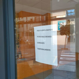 Cartel en la clínica dental de Alzira donde fue tratada la menor fallecida.