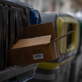 Varias cajas en unos contenedores de basura, en el barrio del Raval, a 12 de diciembre de 2024, en Barcelona, Catalunya (España).David Zorrakino / Europa Press12 DICIEMBRE 2024;CATALUÑA;CONTAMINACIÓN;POLUCIÓN;BASURA;CONTENEDORES;12/12/2024