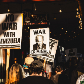 Grupos de activistas protestan contra una posible intervención de Estados Unidos en Venezuela.