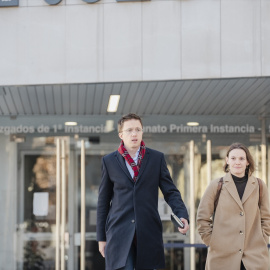 El ex portavoz de Sumar en el Congreso Iñigo Errejón sale de declarar en los juzgados de Plaza de Castilla, junto a su abogada, a 16 de enero de 2025, en Madrid (España).