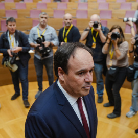 El nuevo 'president' de la Generalitat valenciana, Juanfran Pérez Llorca, en Les Corts Valencianes.