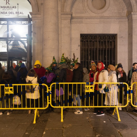 Foto de archivo de decenas de personas haciendo cola para el Sorteo Extraordinario de la Lotería de Navidad.