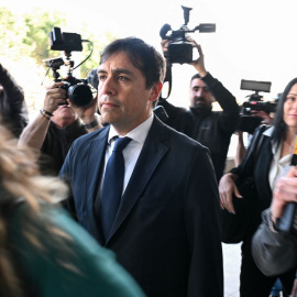 Salvador Plasencia llega para su sentencia por cargos de suministrar ketamina a Matthew Perry.