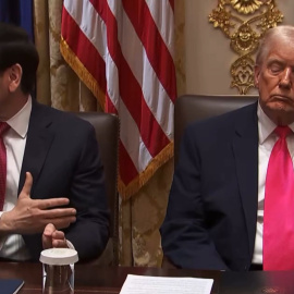 Donald Trump se queda dormido durante una reunión en la Casa Blanca.