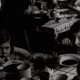 Niños en los comedores de Auxilio Social en Bilbao, en 1938.
