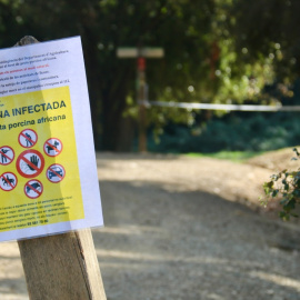 Cartell informant de zona infectada per la pesta porcina africana a Cerdanyola del Vallès.