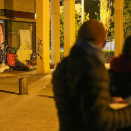 Voluntaris d'Arrels Fundació observen persones dormint al carrer a Barcelona.