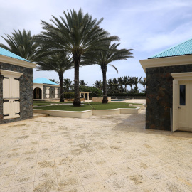 Fotografía publicada por los demócratas de la Cámara de Representantes de Estados Unidos de una vista inédita de la entrada de la isla privada del pederasta Jeffrey Epstein.