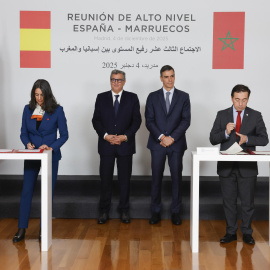 El presidente del Gobierno, Pedro Sánchez (2d), y el jefe de Gobierno marroquí Aziz Akhannouch (3i) asisten a la firma de un acuerdo entre el ministro de Exteriores, José Manuel Albares (d), y la ministra marroquí de Economía y Finanzas, Nadia Fettah (2i), en el marco de la reunión de alto nivel entre ambos países, este jueves, en el Palacio de la Moncloa