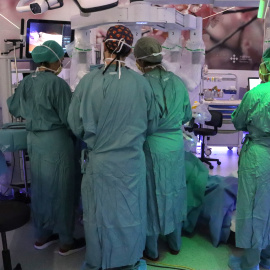 Cirurgians a un dels quiròfans de l'Hospital de Sant Pau durant una operació amb robot Da Vinci
