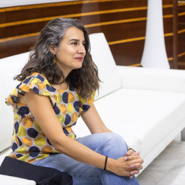 La portavoz de Unidas por Extremadura, Irene de Miguel, durante una reunión con la presidenta de la Asamblea de Extremadura.