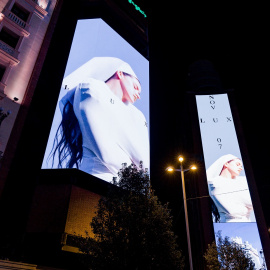 Portada del nuevo álbum de Rosalía, 'Lux', proyectada en la plaza de Callao de Madrid.