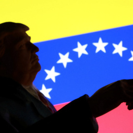 El presidente Donal Trump enfrente de la bandera venezolana