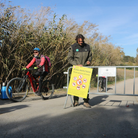 Un efectiu dels Agents Rurals col·locant un cartell informatiu sobre les restriccions
