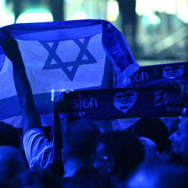 (Foto de ARCHIVO)17 May 2025, Switzerland, Basel: A person holds an Israeli flag during the Grand Final of the Eurovision Song Contest 2025 in Basel. The European Broadcasting Union (EBU), which organizes Eurovision, said on Thursday that it will hold an online meeting in November to vote on participation in the 2026 contest, as debate over Israel's involvement continues to stir controversy. Photo: Heikki Saukkomaa/Lehtikuva/dpa17/5/2025 ONLY FOR USE IN SPAIN