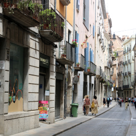Pla general del carrer Ciutadans de Girona, al Barri Vell de la ciutat
