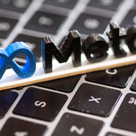 Una ilustración muestra el logo de Meta sobre el teclado de un portátil.