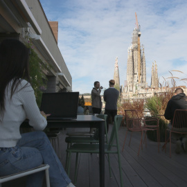 Treballadors i nòmades digitals a la terrassa de una oficina de Cloudworks de Barcelona.