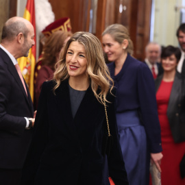 El presidente del Senado, Pedro Rollán, y la presidenta del Congreso, Francina Armengol, saludan a la vicepresidenta segunda y ministra de Trabajo, Yolanda Díaz, durante el acto institucional por el Día de la Constitución.