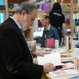 Un home observant els llibres al pavelló de Barcelona de la Fira Internacional del Llibre de Guadalajara (Mèxic).