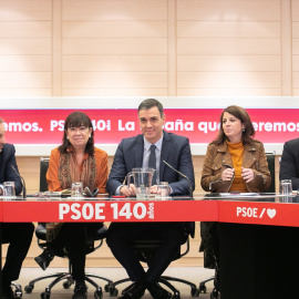 De izquierda a derecha: José Luis Ábalos, Cristina Narbona, Pedro Sánchez, Adriana Lastra y Santos Cerdán.