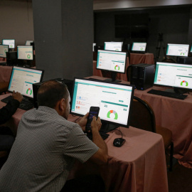 Los resultados electorales se muestran en monitores en una sala de prensa del Consejo Nacional Electoral (CNE).