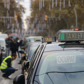 Taxistes tallant la Gran Via de Barcelona aquest dimarts, en la vaga del sector.